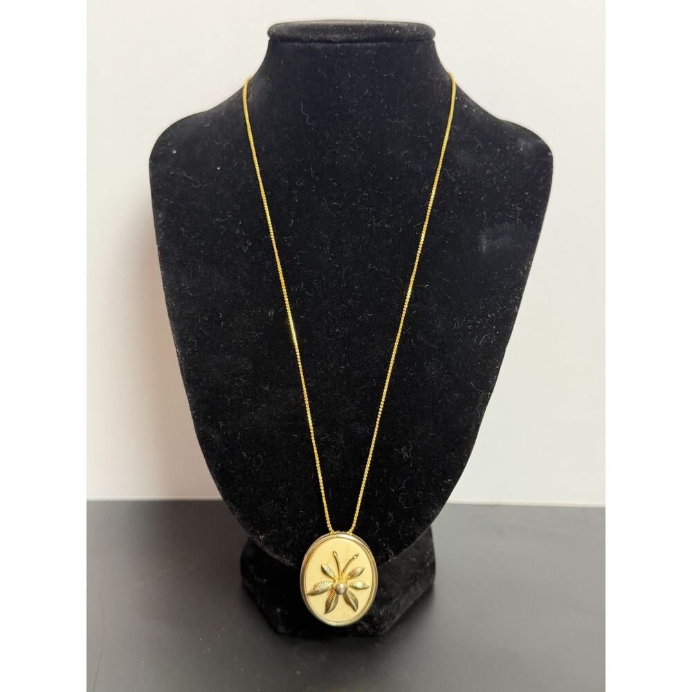 Vintage Sarah Coventry Oval Floral Pendant Necklace Gold Tone Cream 1970s - Picture 4 of 4